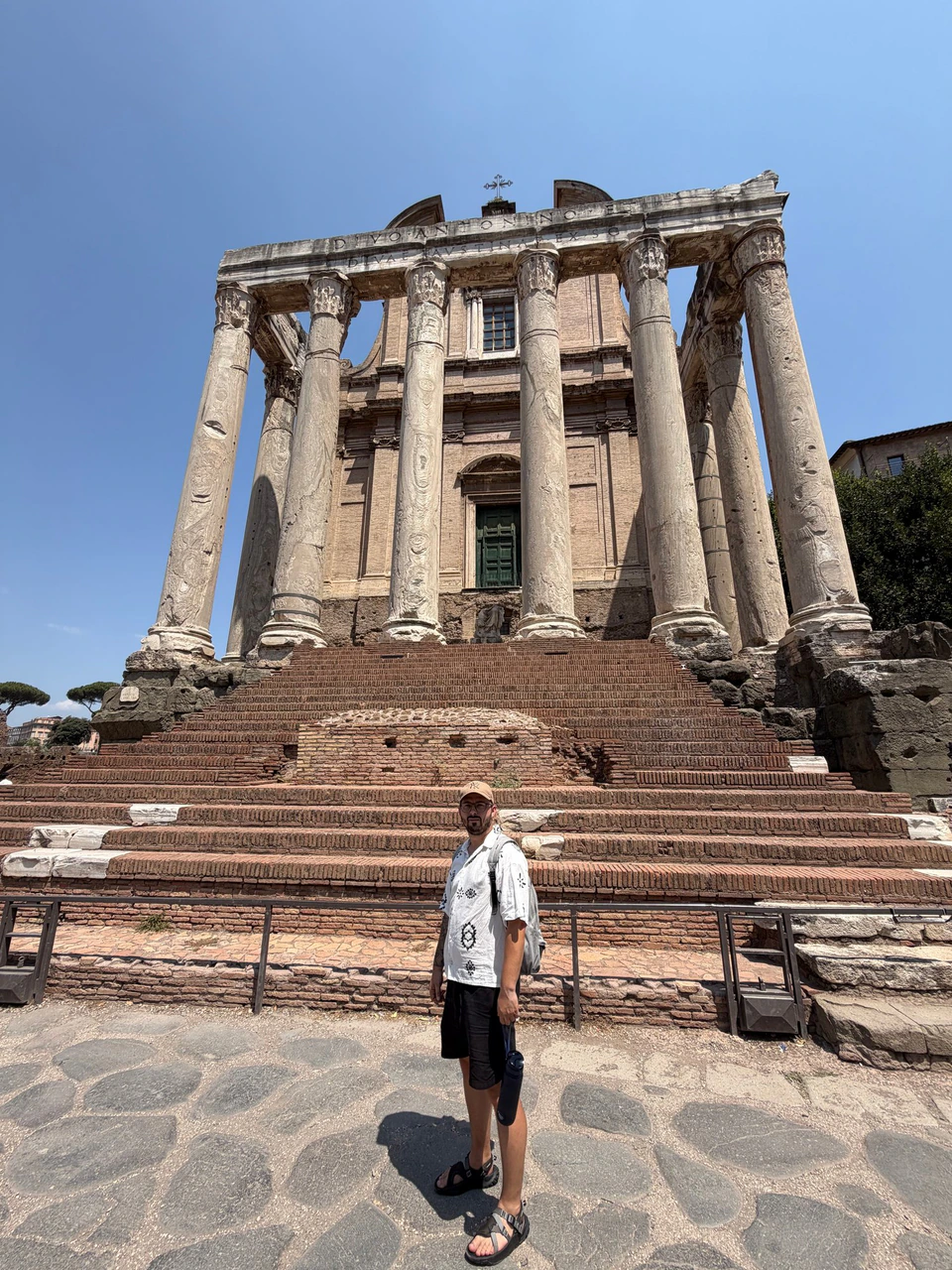 Sebastian przed świątynią Antonina i Faustyny na Forum Romanum