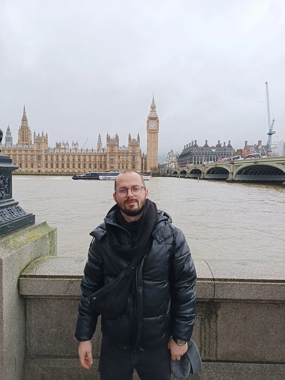 Sebastian nad Tamizą, za nim Pałac Westminsterski i Big Ben